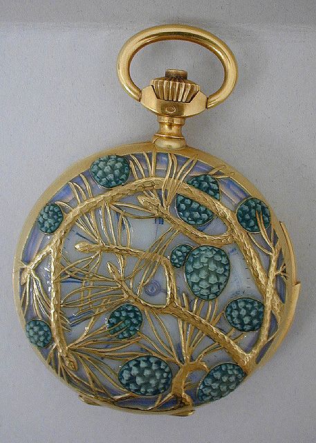 010-Caja de reloj decorado con piñas-Lalique 1900-© Les Arts Décoratifs