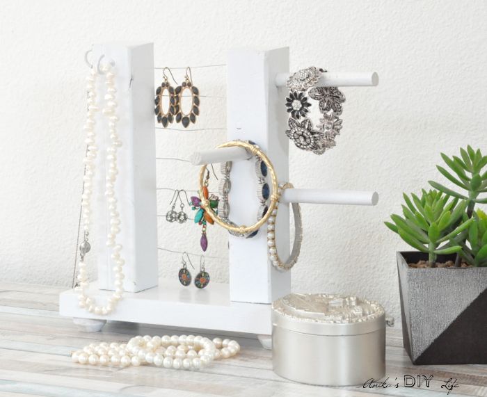 This simple table top jewelry holder is so easy and quick to make!! It looks rea...