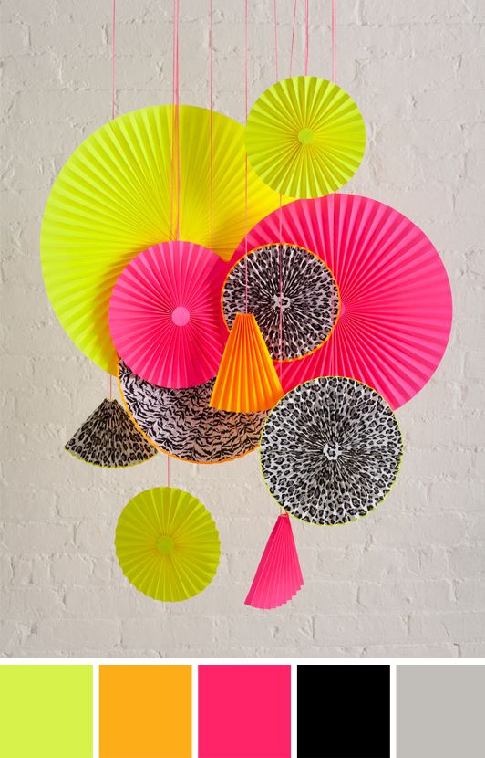 neon decorations... these would look soooooo gute in the girls room (leopard pri...