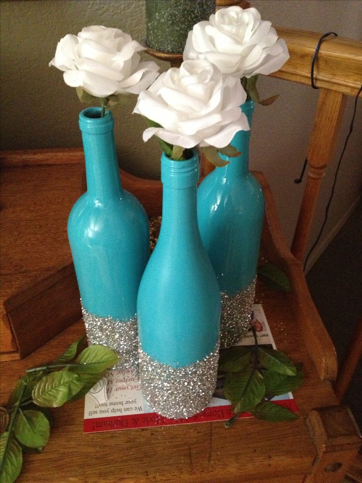 All you need are wine bottles, spray paint and glitter!! Easy DIY