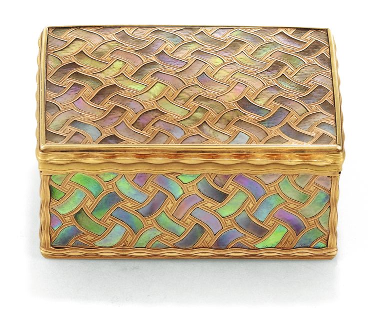 A GOLD AND MOTHER OF PEARL SNUFF BOX, PROBABLY GERMAN, CIRCA 1750, WITH LATER FR...