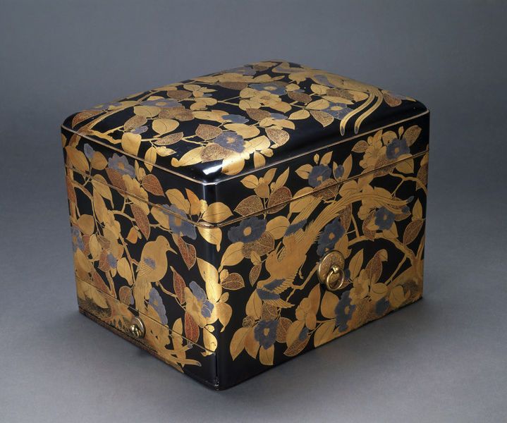 [Cosmetic box] Wood covered in black lacquer with red and gold hiramaki-e and e-...