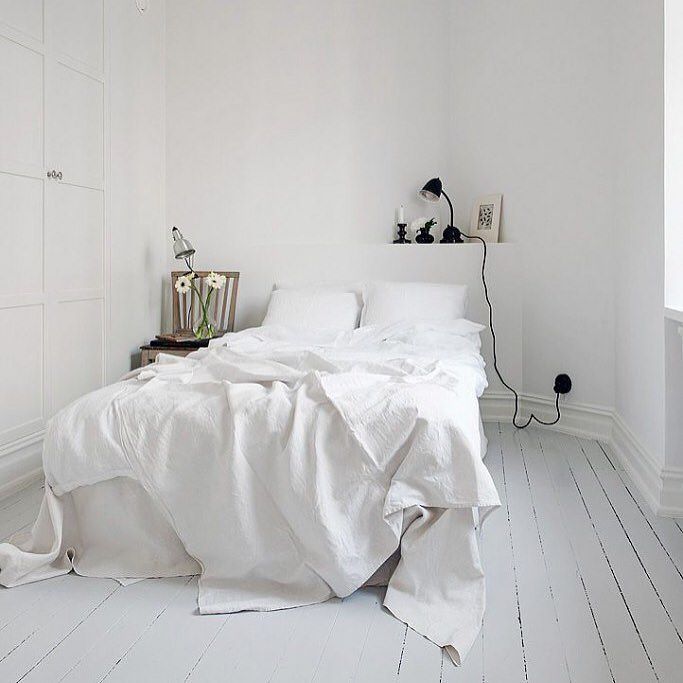 Binnenkijken in een appartement met heel veel wit. Naast deze mooie slaapkamer n...