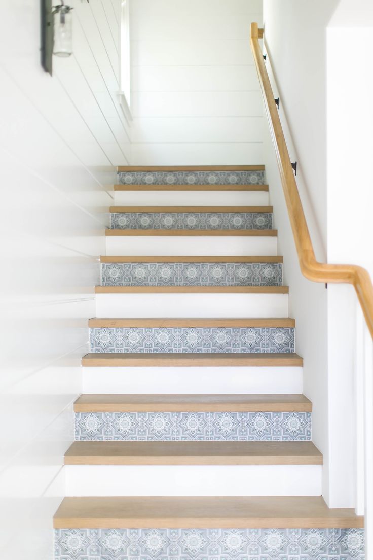 Pattern tile mixed with solid painted stairway