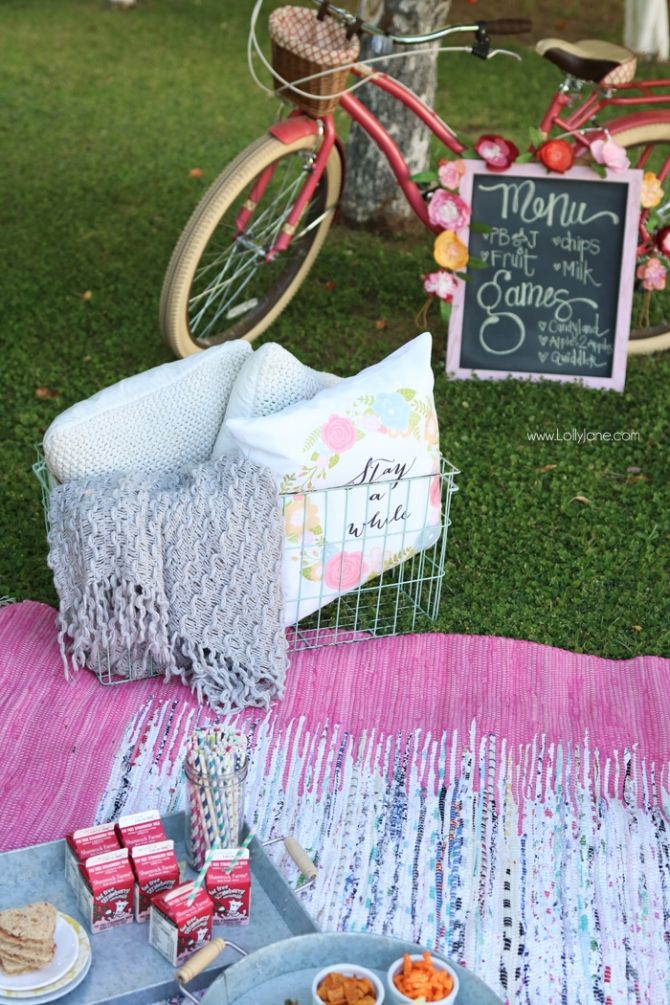 Get outdoors and enjoy a picnic! Love these pretty kids picnic ideas, lots of ou...