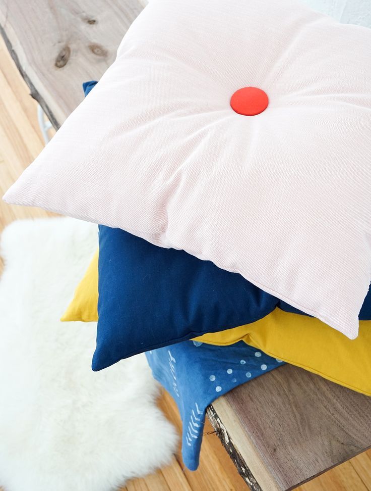 Make these Colorful DIY Tufted Pillows. Perfect for any room in your home! #diy ...