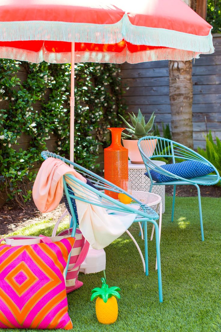 The cutest DIY retro beach umbrella for under $100 by Sugar and Cloth! - houston...