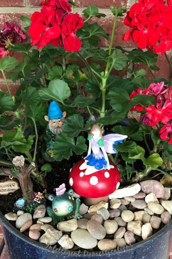 Fairy Garden decorating ideas. How to turn a vintage mushroom salt and pepper se...