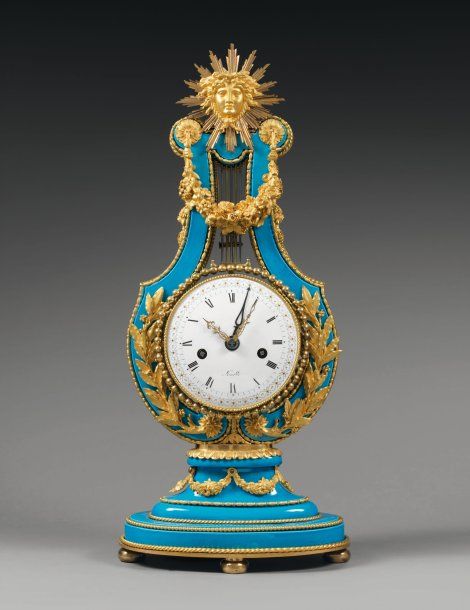 Pendule lyre en porcelaine de Sèvres bleu turquoise à riche décor en bronze H...