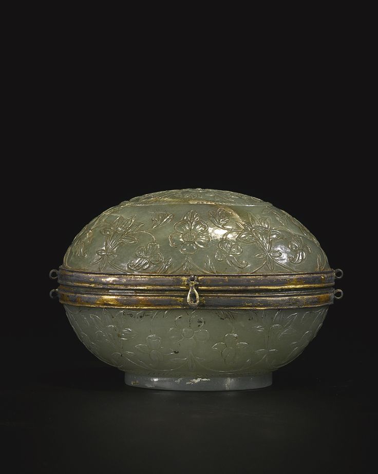 A MUGHAL CELADON JADE BOX AND COVER INDIA, 18TH / 19TH CENTURY of oval form, the...