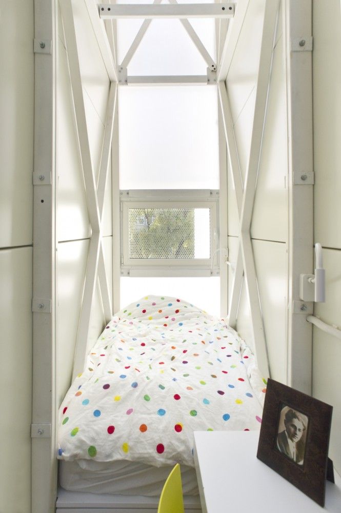 Inside the Keret House in Warsaw – the World’s Skinniest House at only 4 fee...