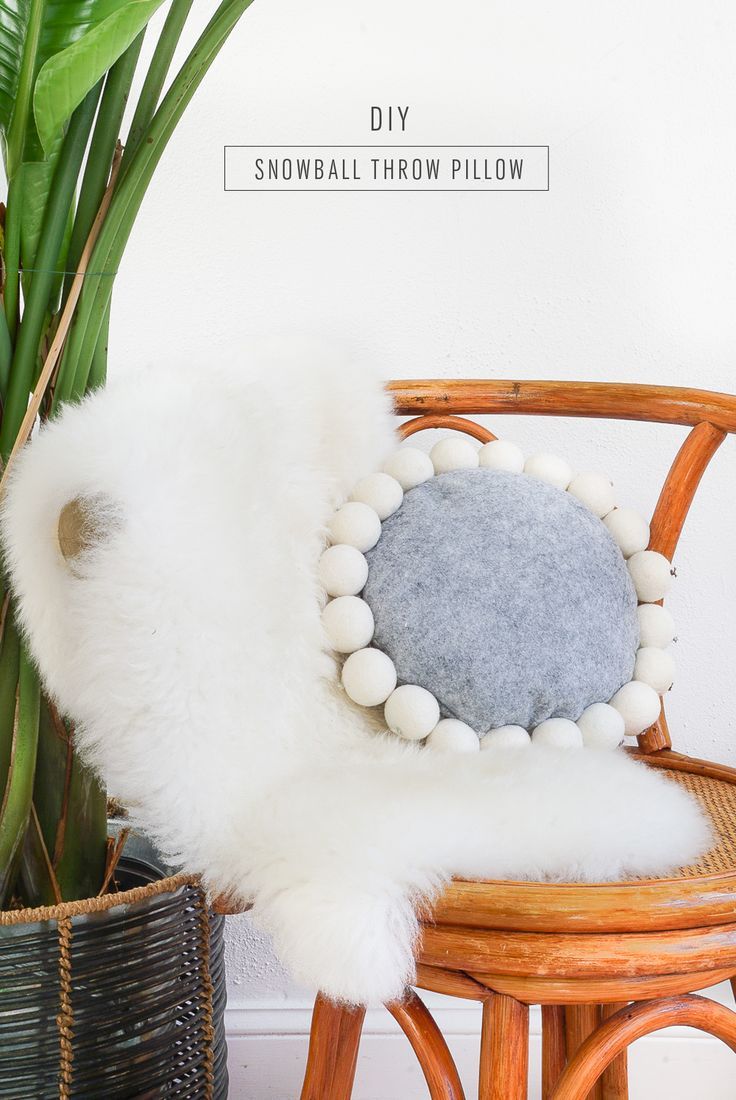 DIY Snowball Pillow - Sugar & Cloth - Houston Blogger - DIY - Home Decor - Winte...