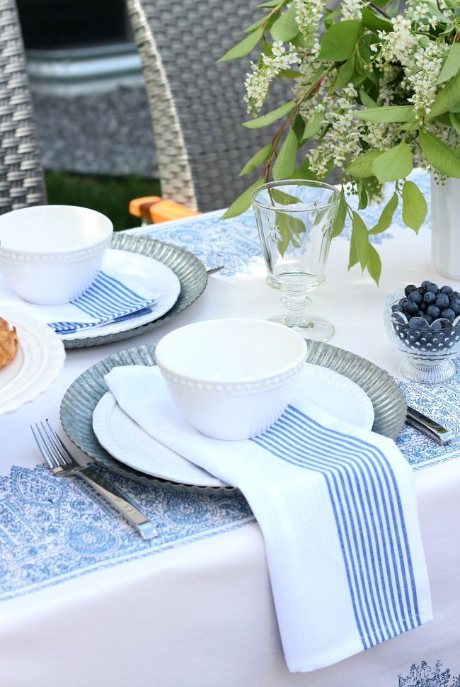 Blue and White Outdoor Table Setting - Summer Brunch Ideas #alfresco #outdoordin...