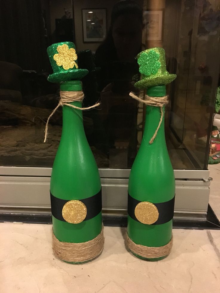 St. Patrick's Day decor. Wine bottle craft.