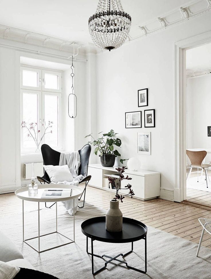 White and bright home - via Coco Lapine Design