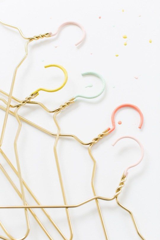 DIY color dipped clothes hangers | sugar & cloth