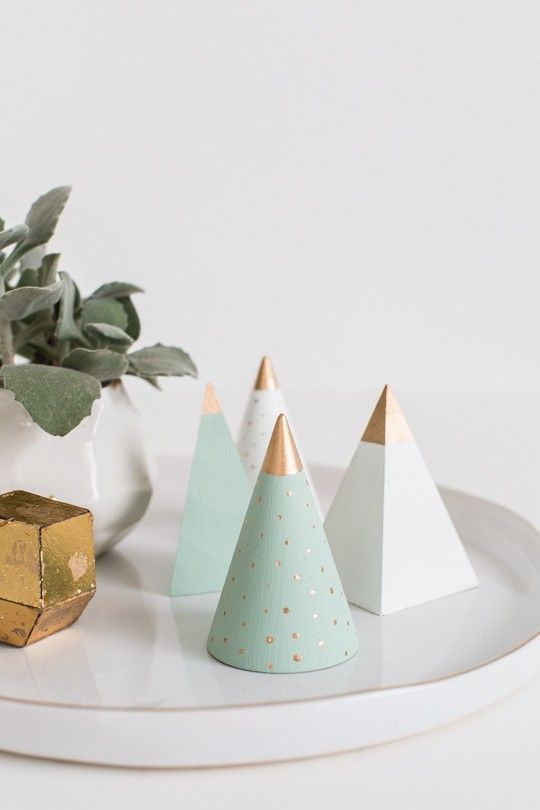 These DIY mini wooden Christmas trees are a great handmade decor project for you...