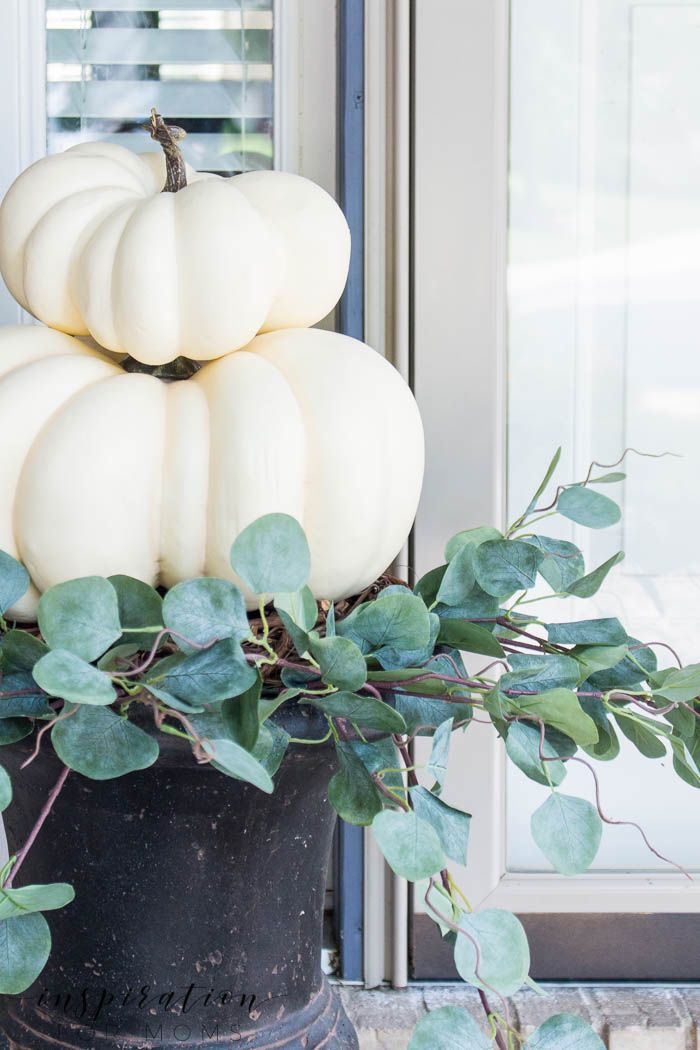 Looking for some easy DIY fall pumpkin decor? It only takes a few minutes to cre...