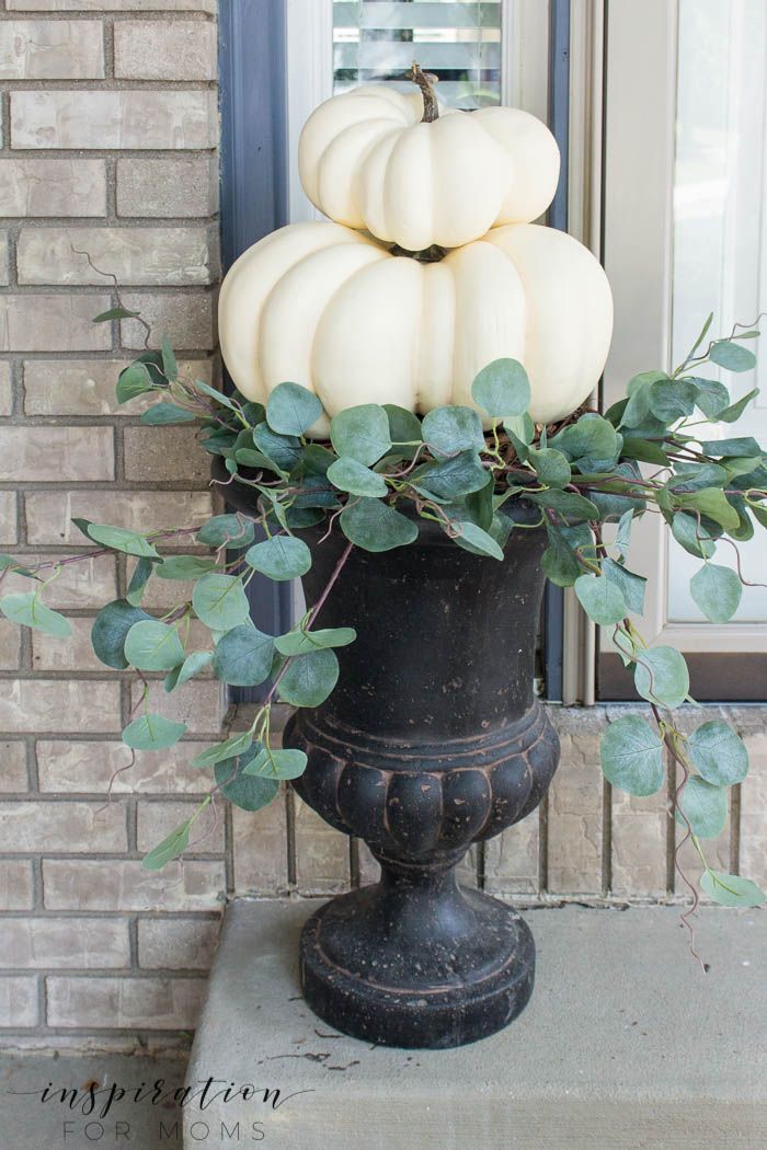 Looking for some easy DIY fall pumpkin decor? It only takes a few minutes to cre...