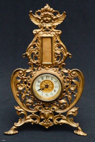 THE BRITISH UNITED CLOCK Co. - Belíssimo relógio de mesa inglês, no estilo Im...