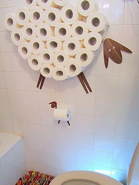 Satz: Wandregal für die Speicherung von Toilettenpapierrollen und WC-Papierhalter. Lustige Wall Decals Schaf und Lamm gemacht von verschiedenen Arten von veneers