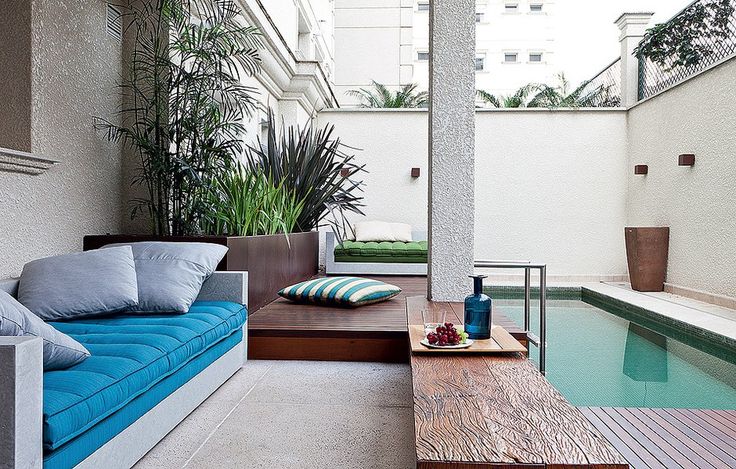 A área externa do apartamento de 350 m² tem uma pequena piscina, deque de ipê...