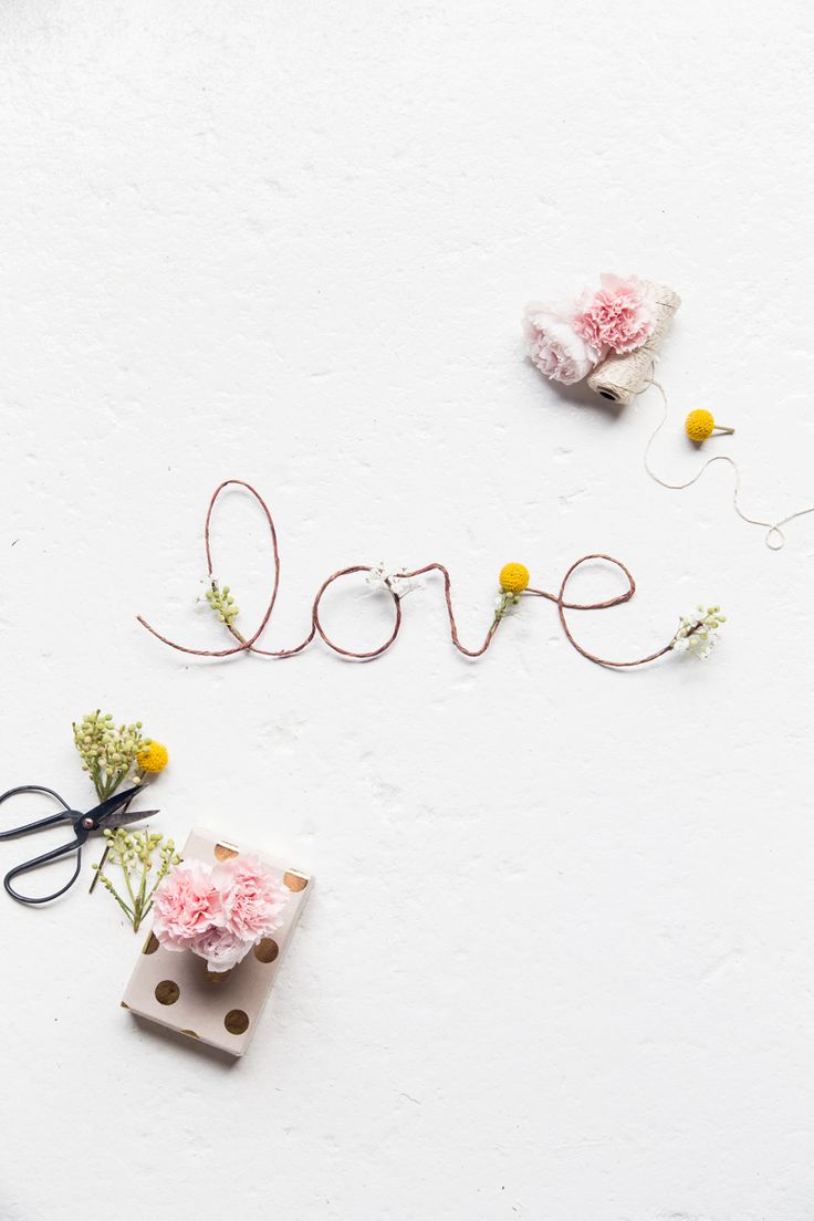 DIY // Fresh Flower Love Sign | sugarandcloth.com