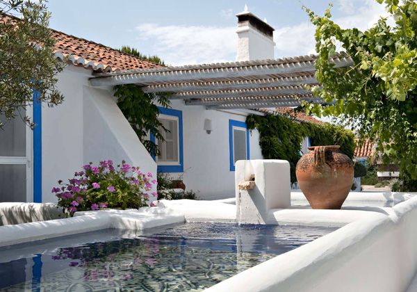 Casa de praia em Portugal - rústico-chic - branco e azul - pergolado ( Projeto:...