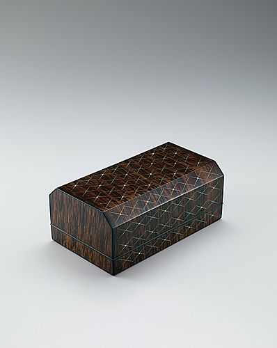 写真：Box of hō wood with inlay decoration finished in wiped urushi.