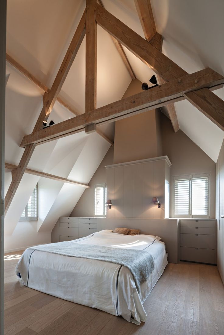 Slaapkamer met houten planken aan het plafond