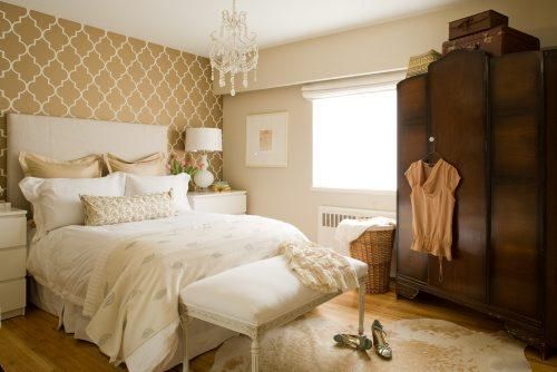 there's something about the warmth of this room that I just love...stenciled...