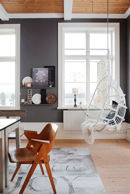 Grey walls, balançoire, wood ceiling
