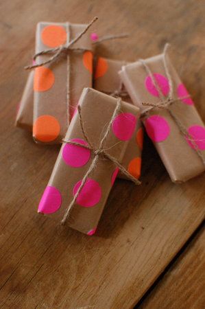 DIY wrapping paper: kraft paper and neon dot stickers