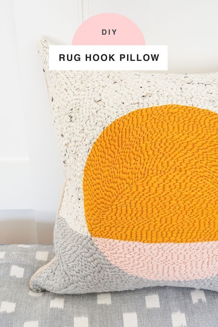 This DIY rug hook pillow tutorial is a fun twist on making a pillow cover using ...