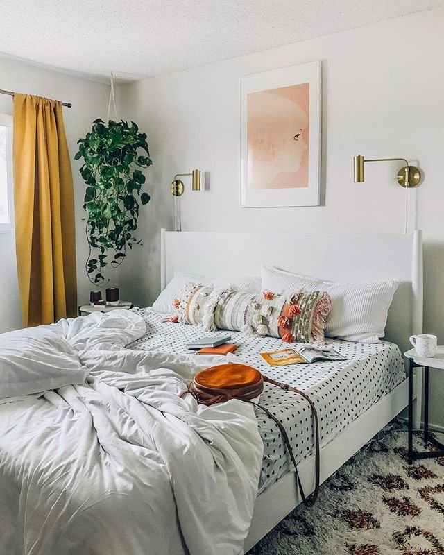 Can a messy bed be chic? If it's our Mid-Century bed, then yes! ✔️😉 📸:...