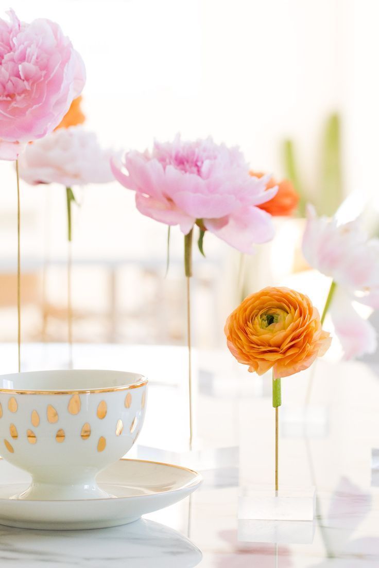 DIY Floating Flower Table Display | Sugar & Cloth #flowers #diy #centerpiece