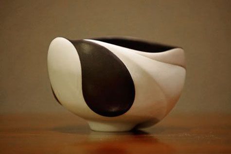 Footed black and white bowl – Yuri Takemura