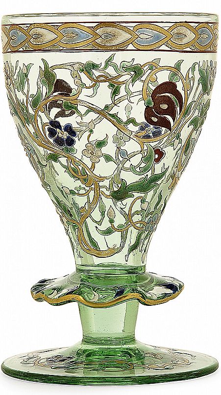 ÉMILE GALLÉ (1846-1904) Élégant verre à pied en verre teinté vert, corolle...