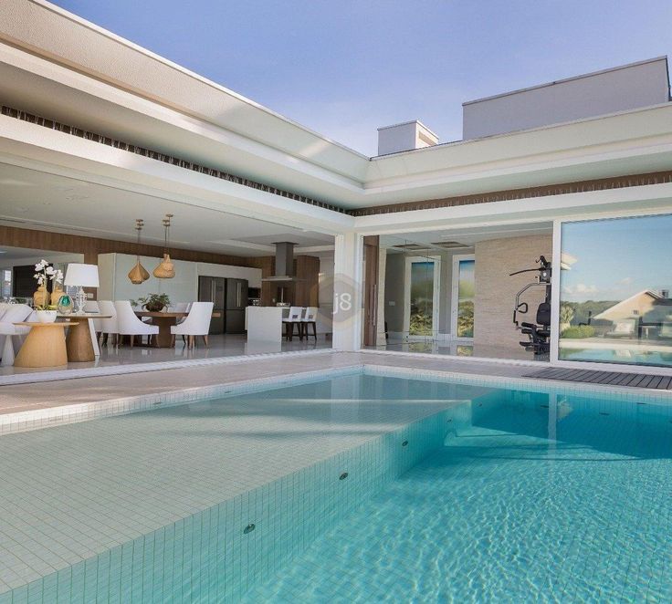 Casa contemporânea com piscina de borda infinita