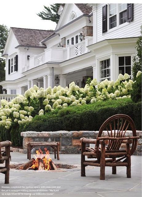 Gorgeous outdoor living space. Makes me want to roast a marshmallow!