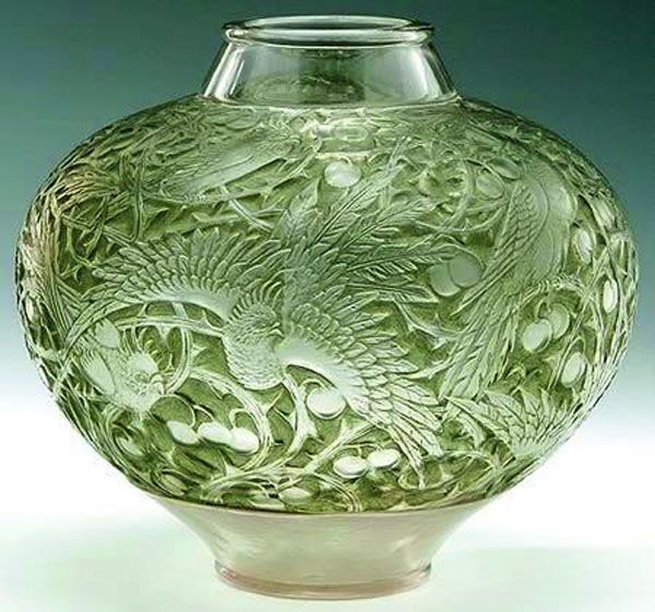 Rene Lalique 'Aras' (No. 919) vase with decorations of birds.