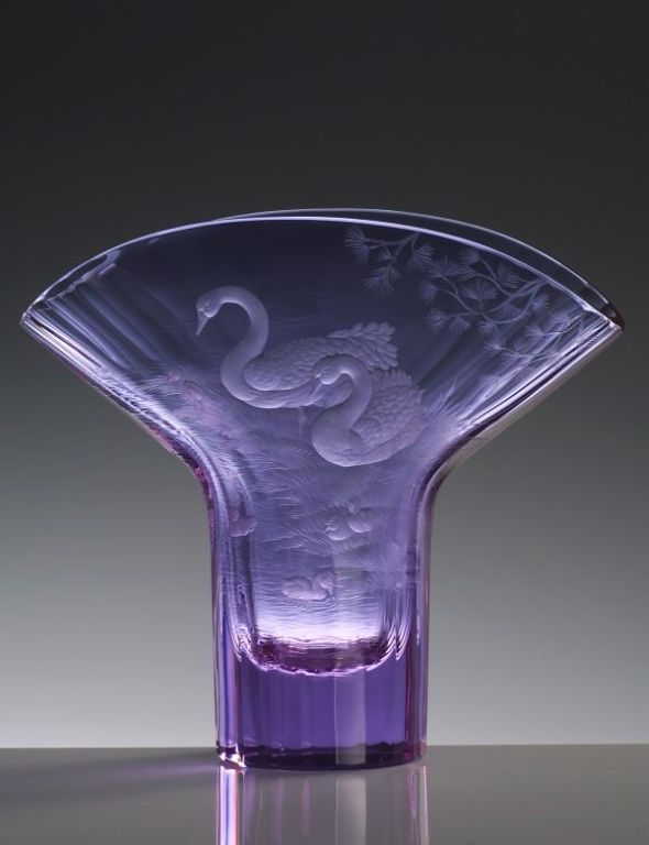 Rhapsody 2417, hand cut and engraved vase, motif Swan Lake » Moser glassworks -...