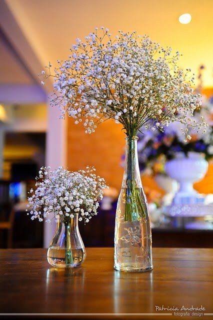 Uma das mais graciosas maneiras de se usar flores na decoração  é em vidrinho...