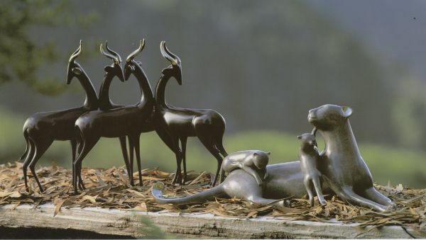 'Reclining Cheetah and Babies (Bronze small statuette)' by Loet Vanderveen