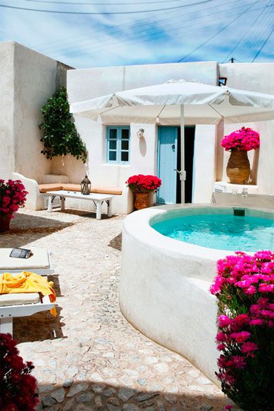 luxurious cottage with Jacuzzi on Santorini, Greece