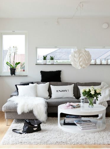 Home Decoration Designs: Create a Black and White Living Room