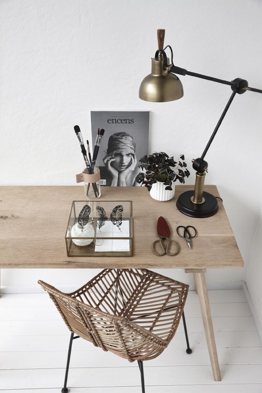 Big fan of the lamp and chair ///// #studio #office #workspace #interior #design