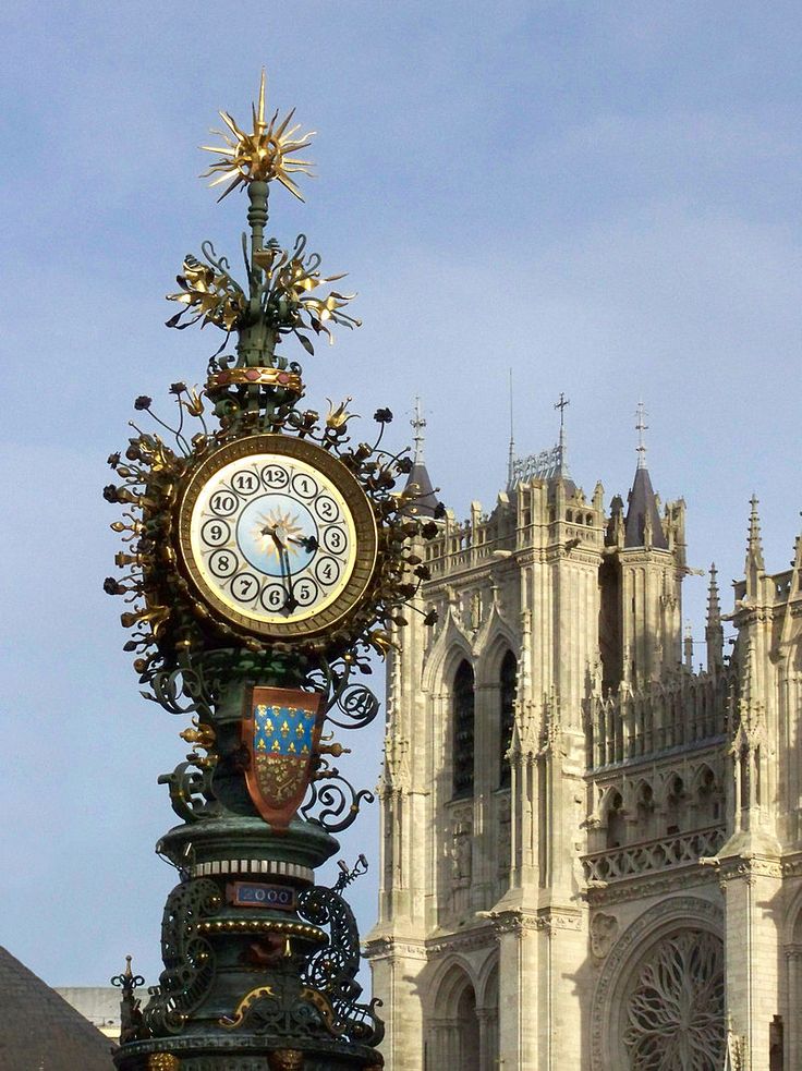 Cathédrale Notre Dame d'Amiens (Somme) - l'Horloge devant la Cathédrale