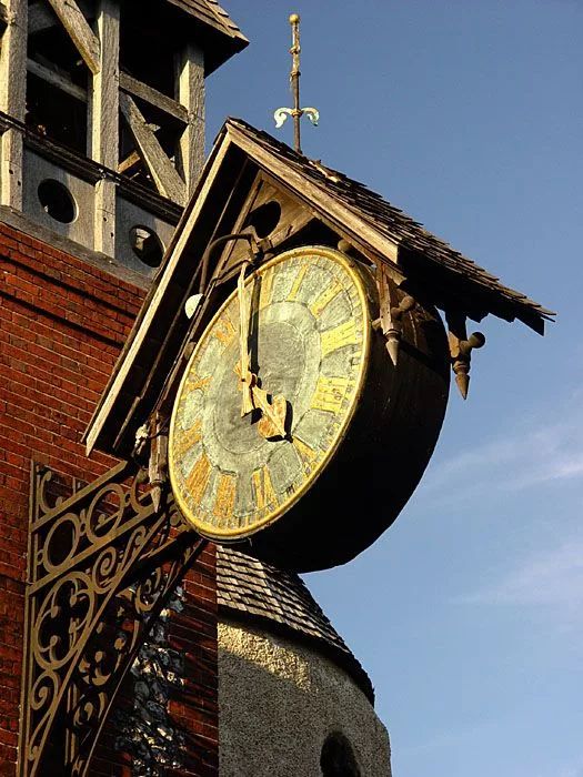 Foto: A town clock in the charming old High Street of this Sussex county town...