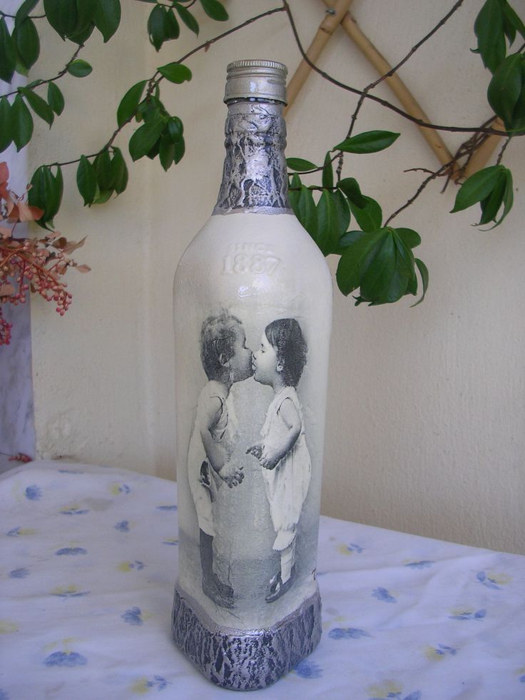 Κλασσικό μπουκάλι ντεκουπάζ. Classic decoupage bottle.